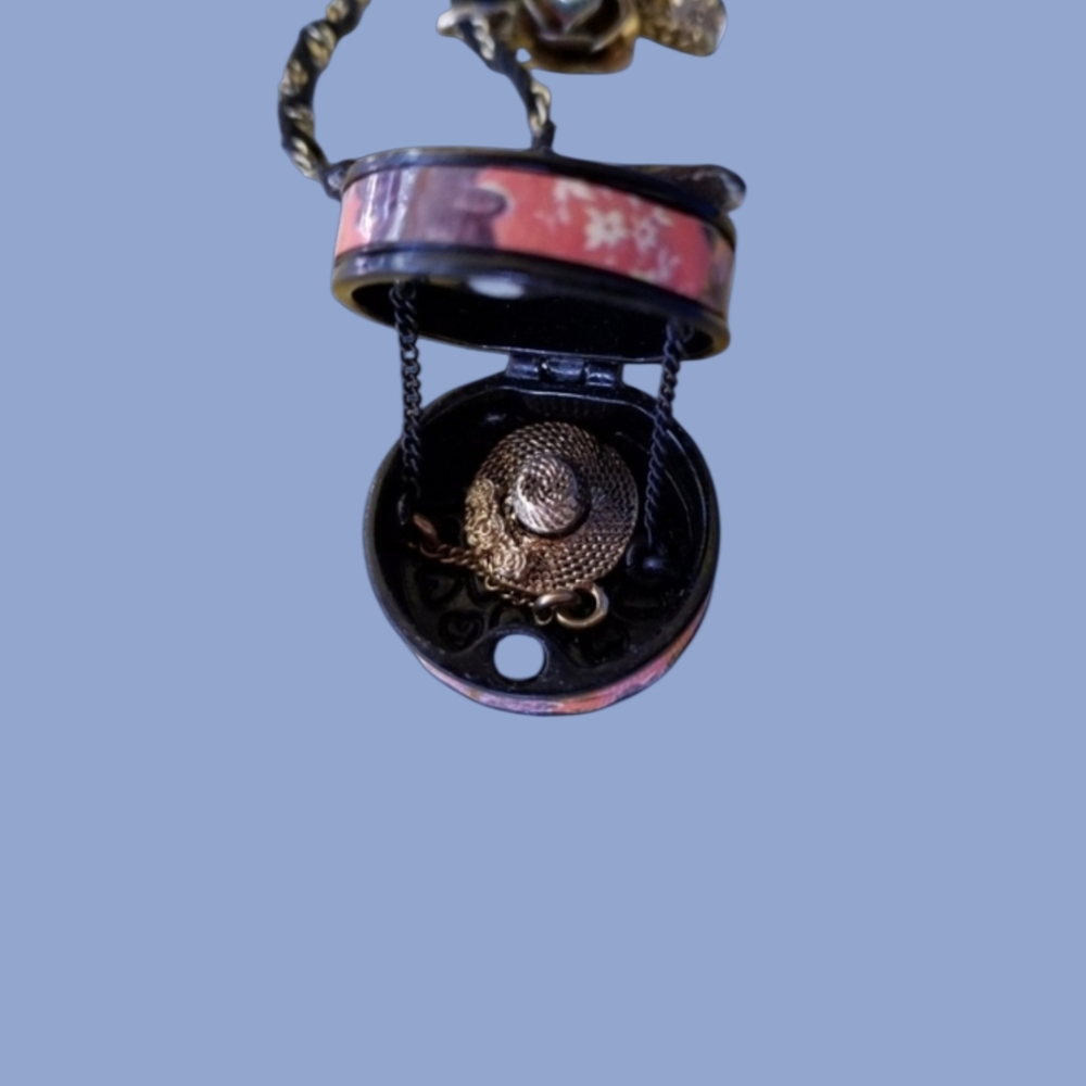 👒Betsey SUN HAT BOX Vintage Floral MIAMI CHIC Charm Necklace - GPC - Picture 1 of 14
